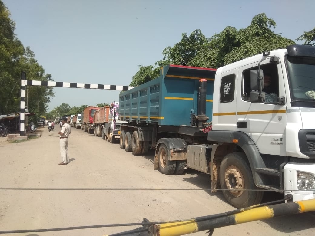 Truck driver broke the gate due to early exit, 9 hours of traffic affected
