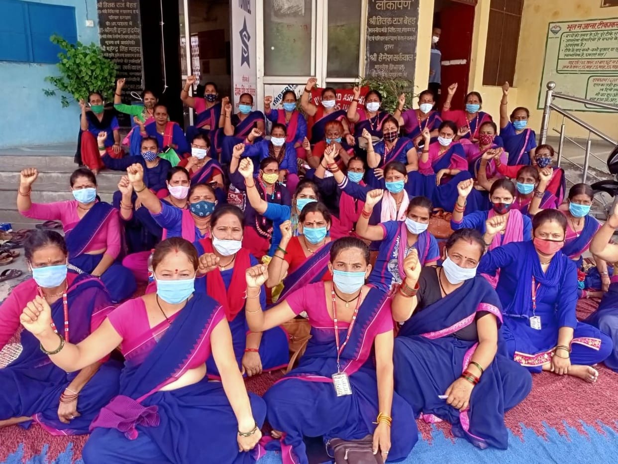 Protest of asha worker in Pithauragarh