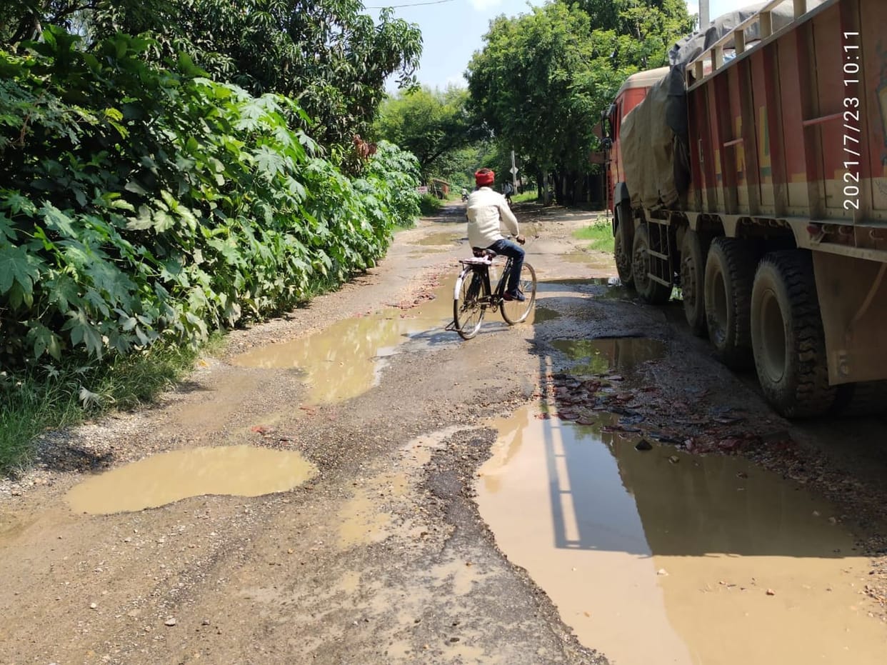 Deep potholes on the roads, people's lives in danger