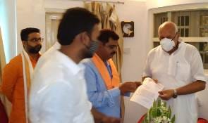 Submitted a memorandum to the Agriculture Minister that government cut facilities sought for market and pulses