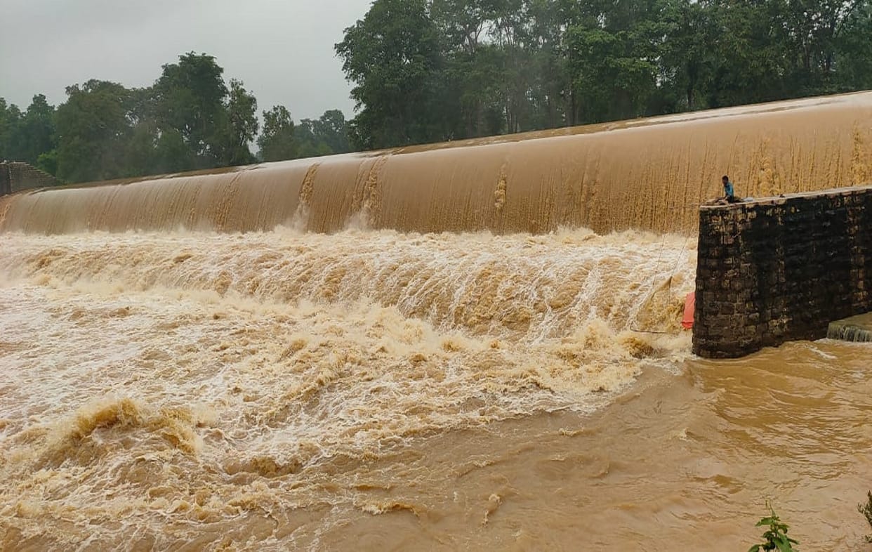 flood Alert Eight out of 11 gates of Nagwan Dam open in Sonebhadra there is danger of flood in border areas of Chandauli