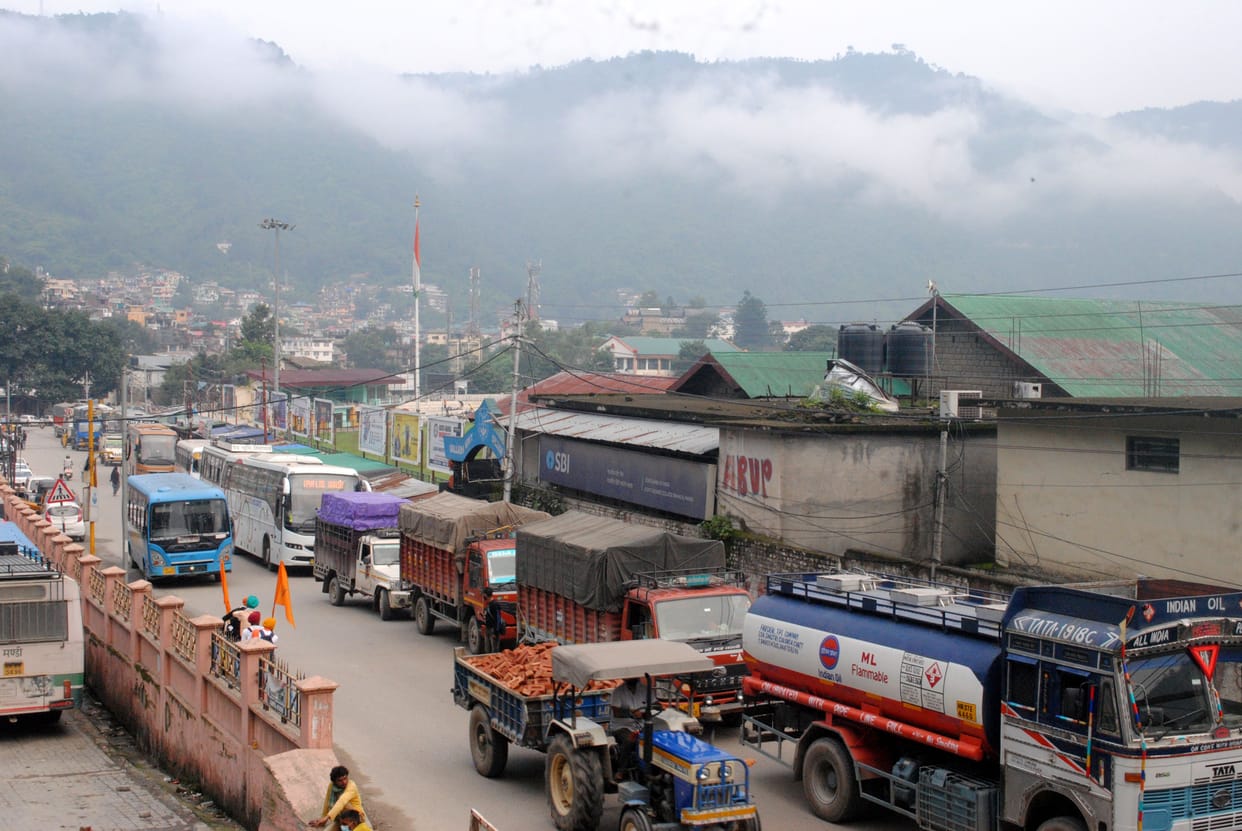 Blocking of Manali NH, 30 km jam in mandi