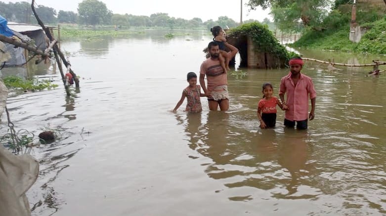 Jaunpur: The speed of increase in Gomti doubled, DM visited, water entered many villages of Kerakat and Dobhi