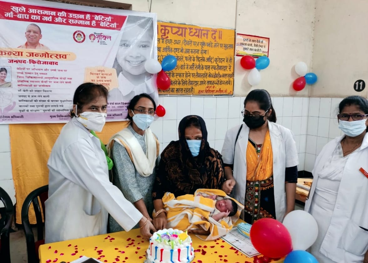 Pregnant women giving birth to smiling girls as soon as they get congratulations