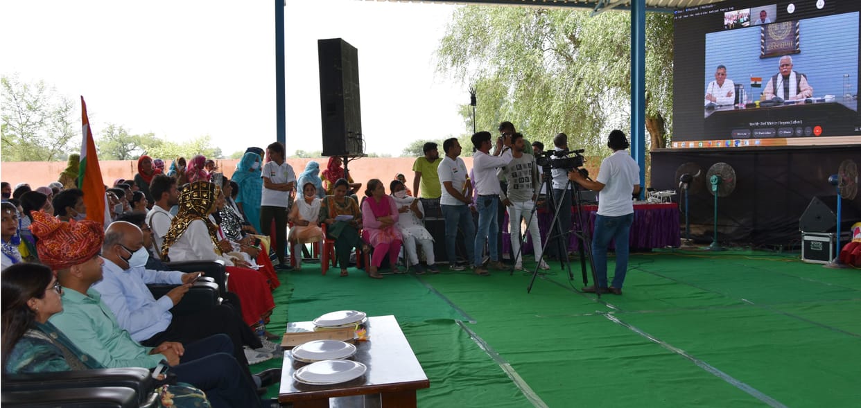 jhajjar bahadurgarh news,CM interacted with the girl students and Dhapa Tai said well you are doing a good job