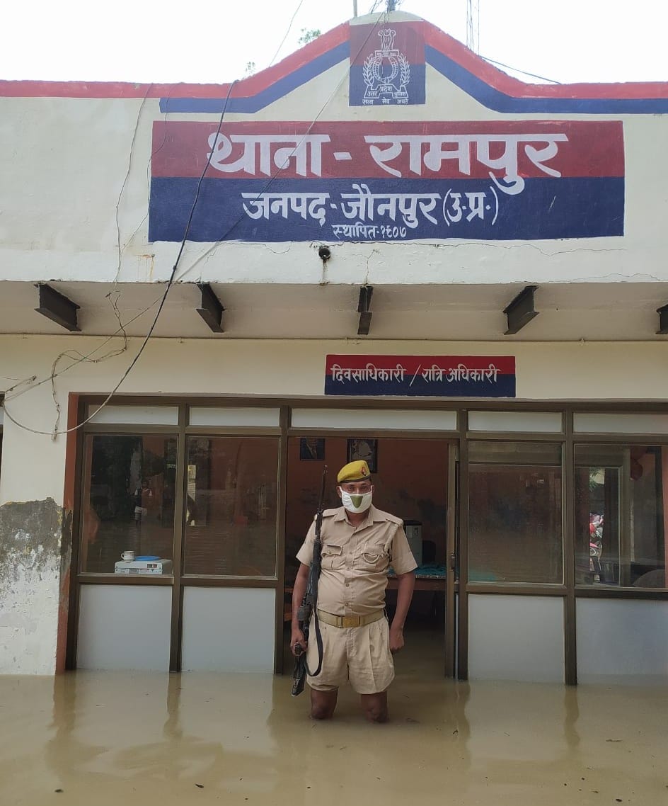 Rain in Jaunpur: Water filled in Rampur police station and many houses, houses collapsed and flood affected life