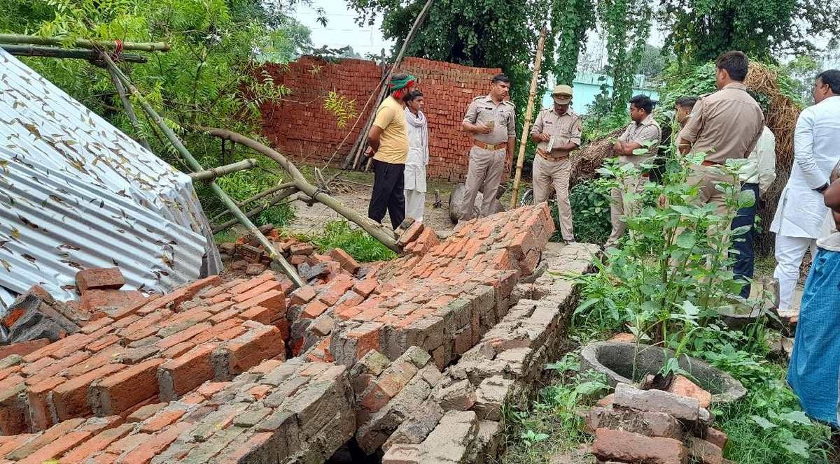 House and wall collapsed old woman died and many injured in ballia ghazipur and jaunpur