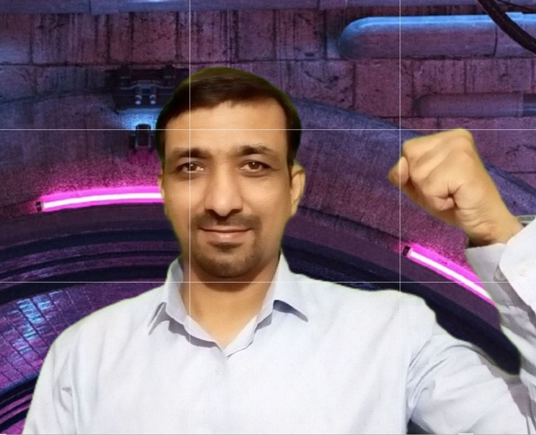 Blogger jitendra earn money by writing blogs.