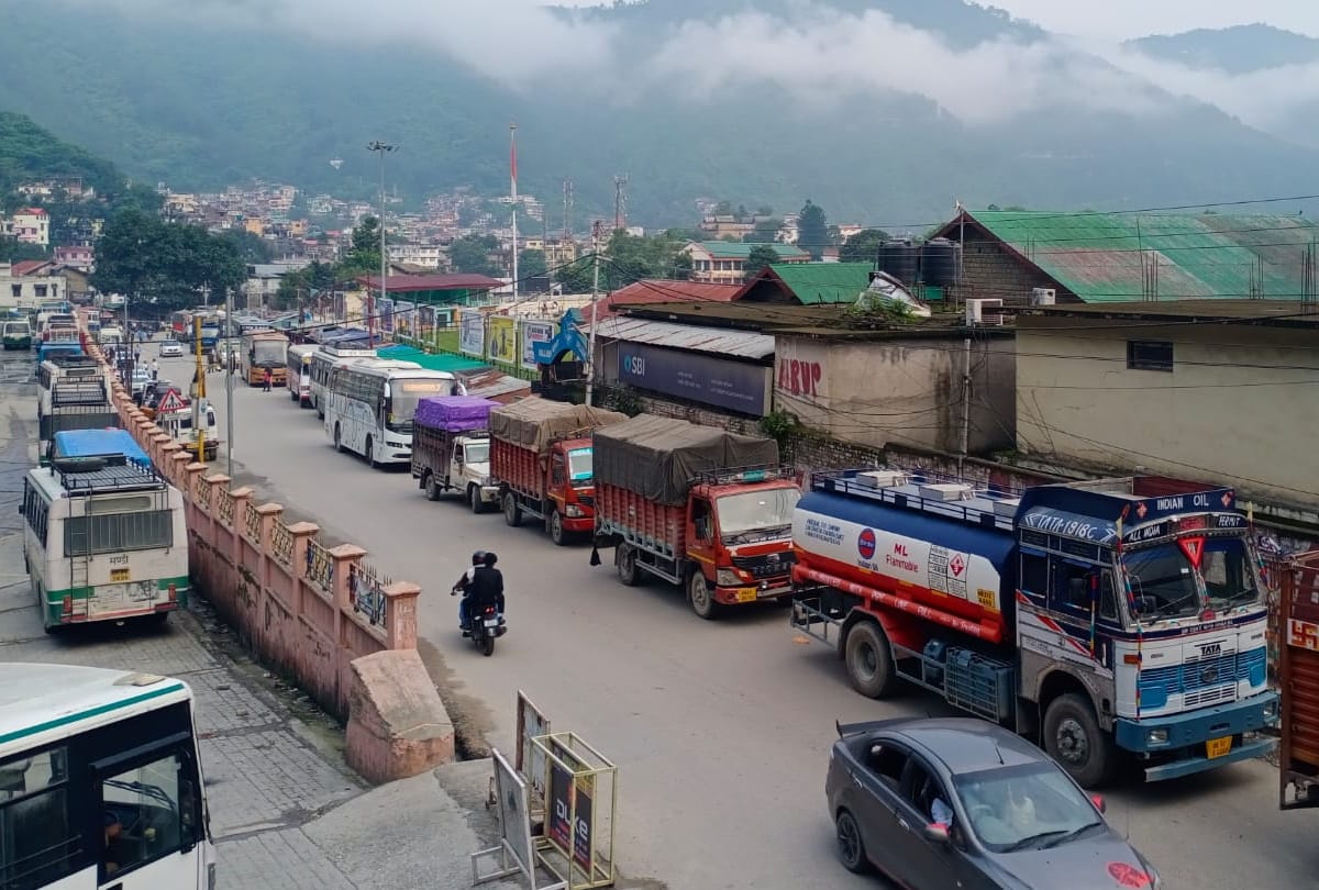 Himachal chandigarh manali nation highway traffic jam hundreds of people stuck