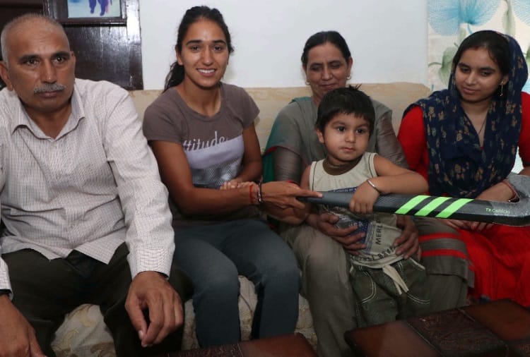 Hockey Player Monika overwhelmed by her welcome in Chandigarh