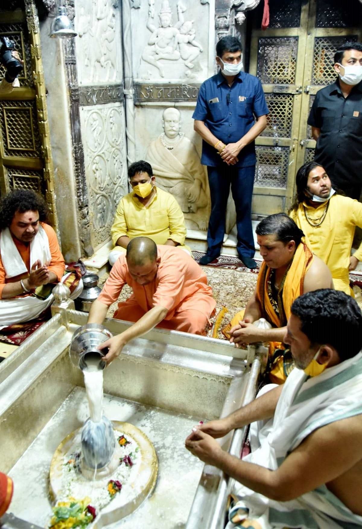 CM yogi in Varanasi: yogi adityanath visited flood affected areas and also visit kashi vishwnath temple given necessary instructions to officials