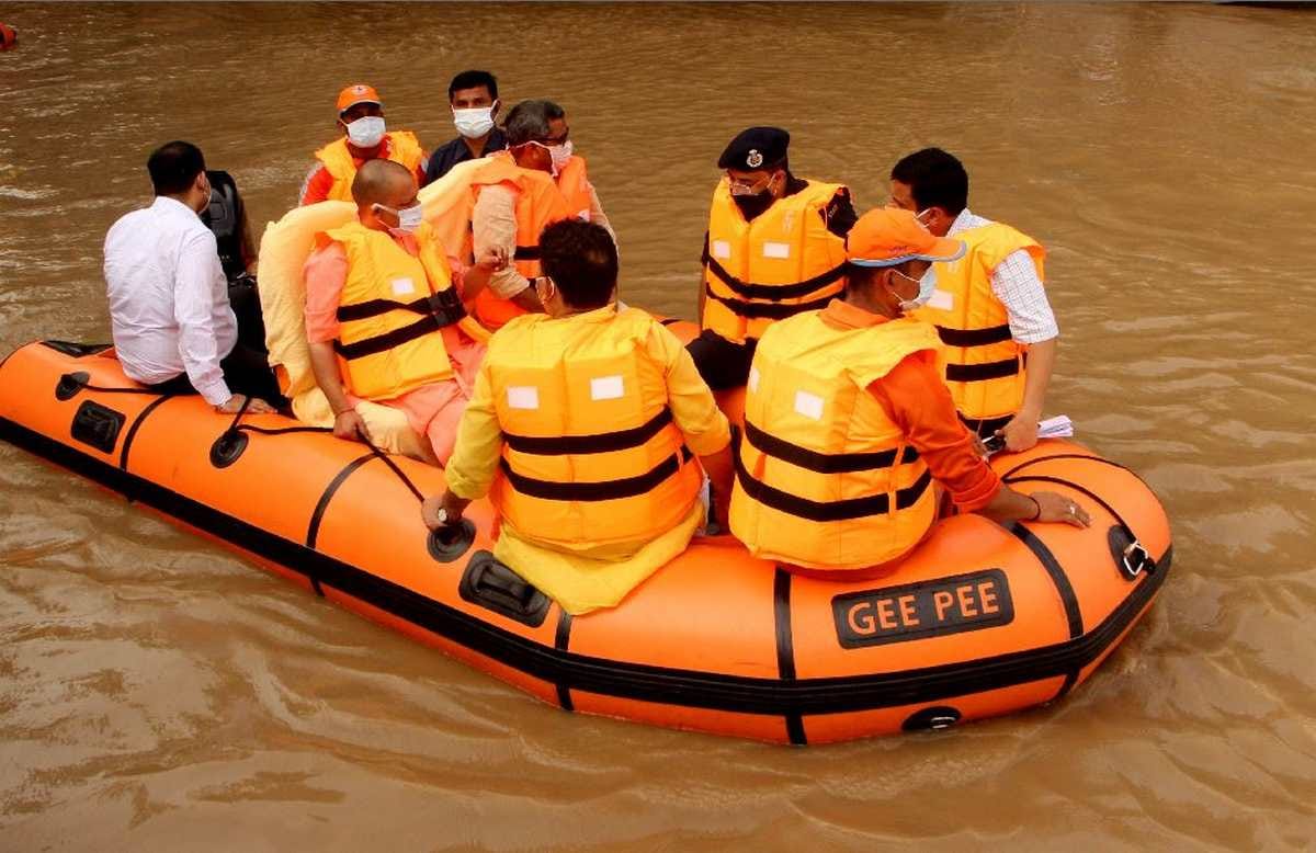 CM yogi in Varanasi: yogi adityanath visited flood affected areas and also visit kashi vishwnath temple given necessary instructions to officials