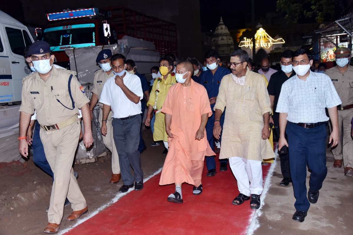 CM yogi in Varanasi: yogi adityanath visited flood affected areas and also visit kashi vishwnath temple given necessary instructions to officials