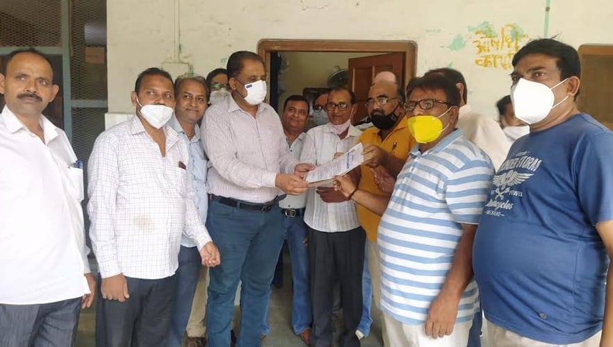 Jaunpur: Demand to stop the arbitrariness of medicine, said - doctors prescribe medicines available with selected vendors