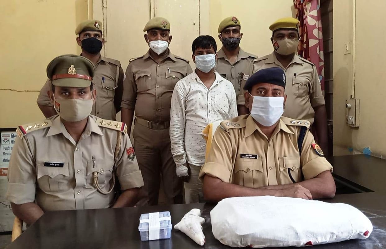 Hathras: Crooks arrested with looted money, bike and pistol