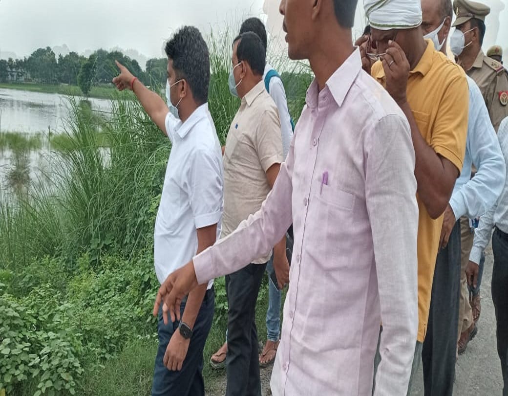Gomti river water level Increased day by day in jaunpur  flood like situation in low lying areas of Kerakat and Dobhi