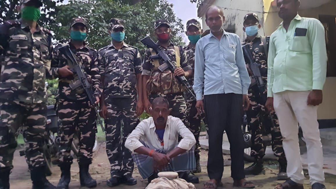 Smugglers arrested at the border, three king cobras freed
