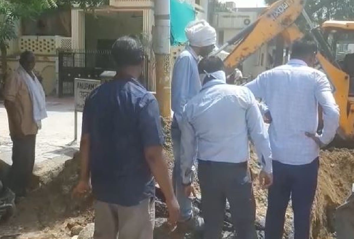 Green gas pipeline broken due to negligence of Wabag company workers in agra