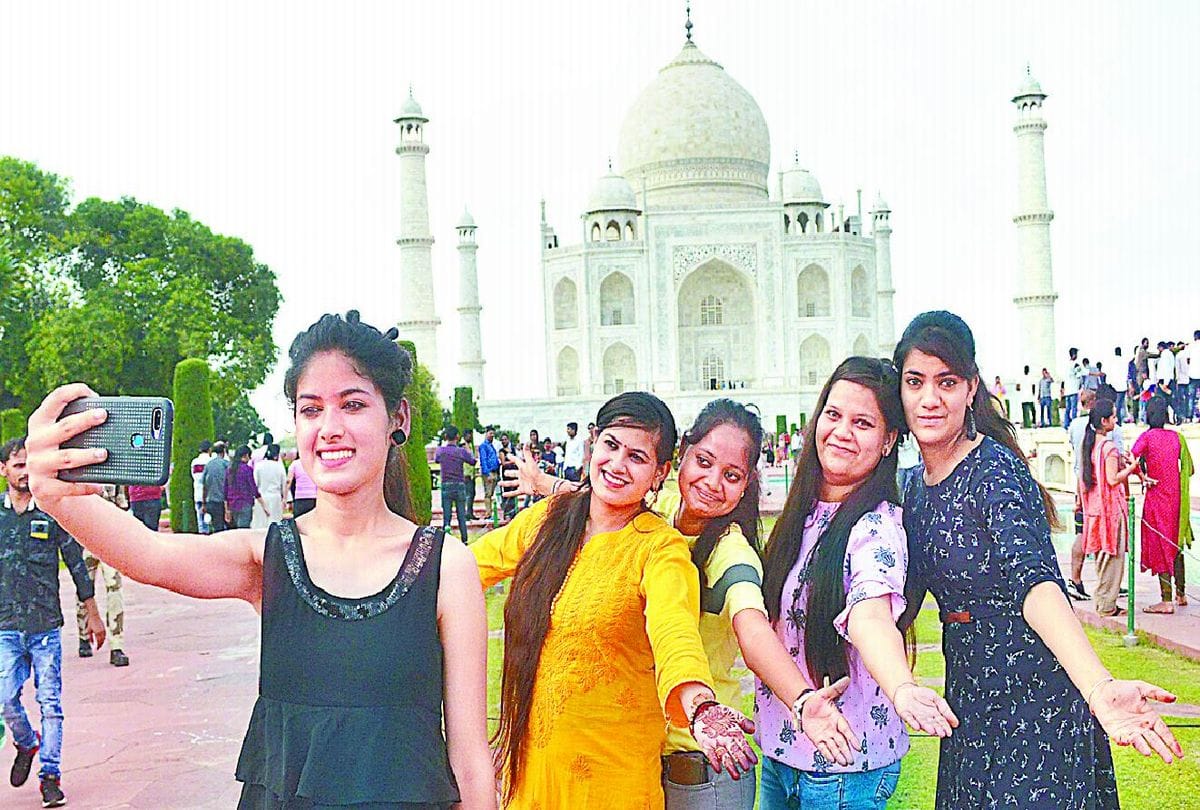 Taj Mahal 20 Thousand Tourist Visits