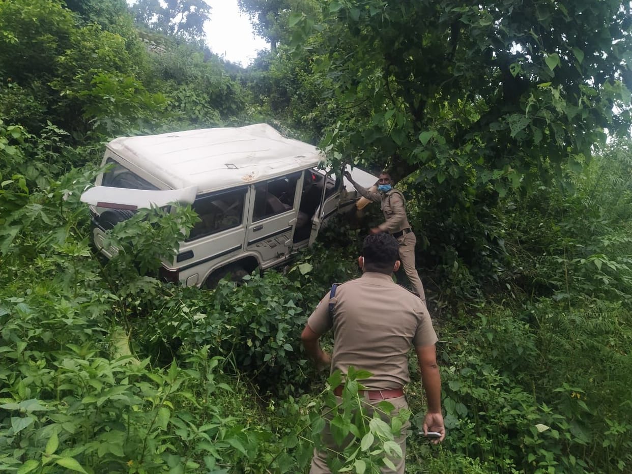 Bolero fell in a ditch near Kimadi, two people injured