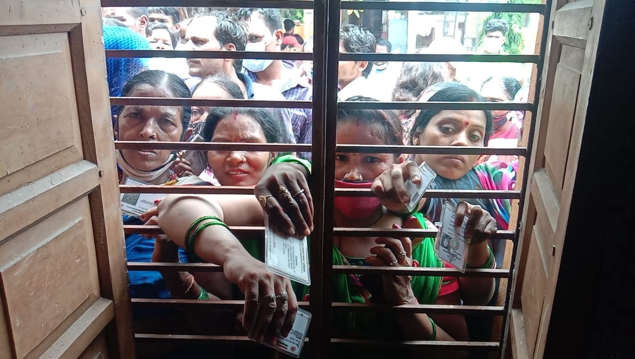 Camp organized in Rai industrial area, crowd of workers gathered