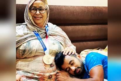 मां की गोद में सिर रखकर लेटे हॉकी टीम के कप्तान मनप्रीत सिंह।