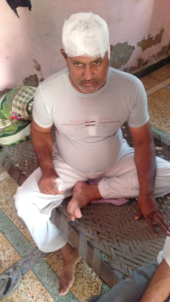Liquor contract salesman showed pistol and looted 65 thousand rupees
