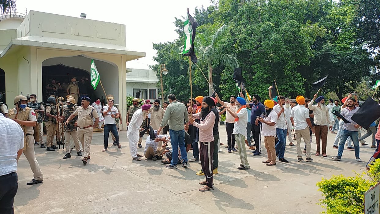 Protest against Deputy Chief Minister who came to Pinjore Garden, farmers showed black flags, police detained farmers