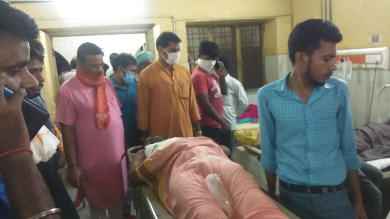 hiyuva neta par chaakoo se hamala