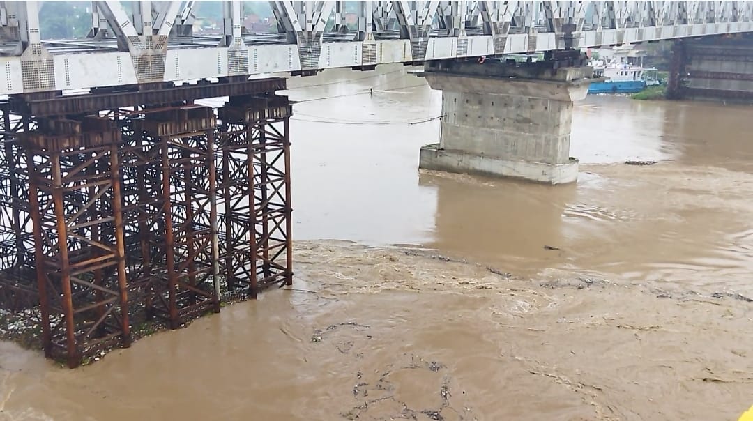 Goods worth five crores washed away in the floods of Ganga