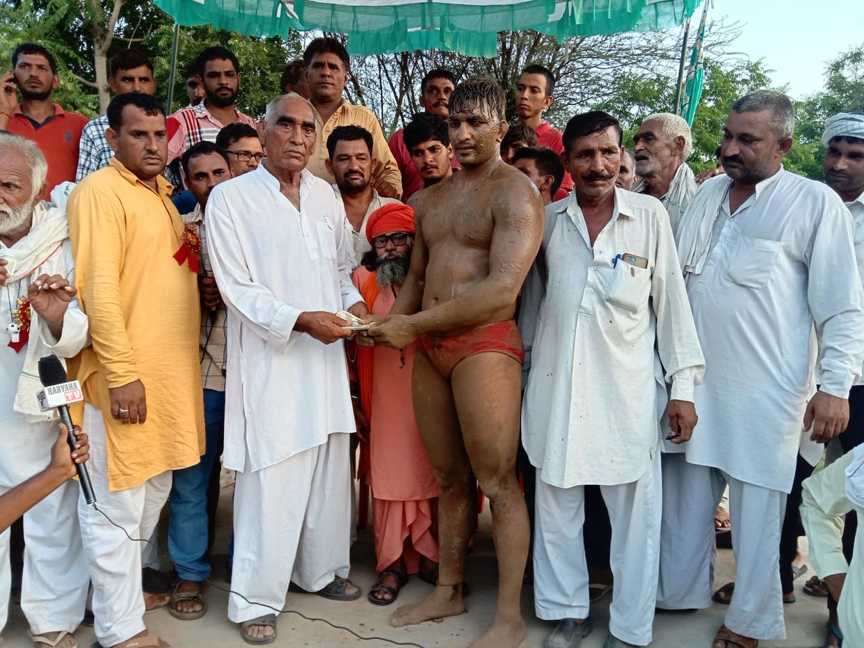 wrestler bjrang defeat somveer and won 11 thousand prize