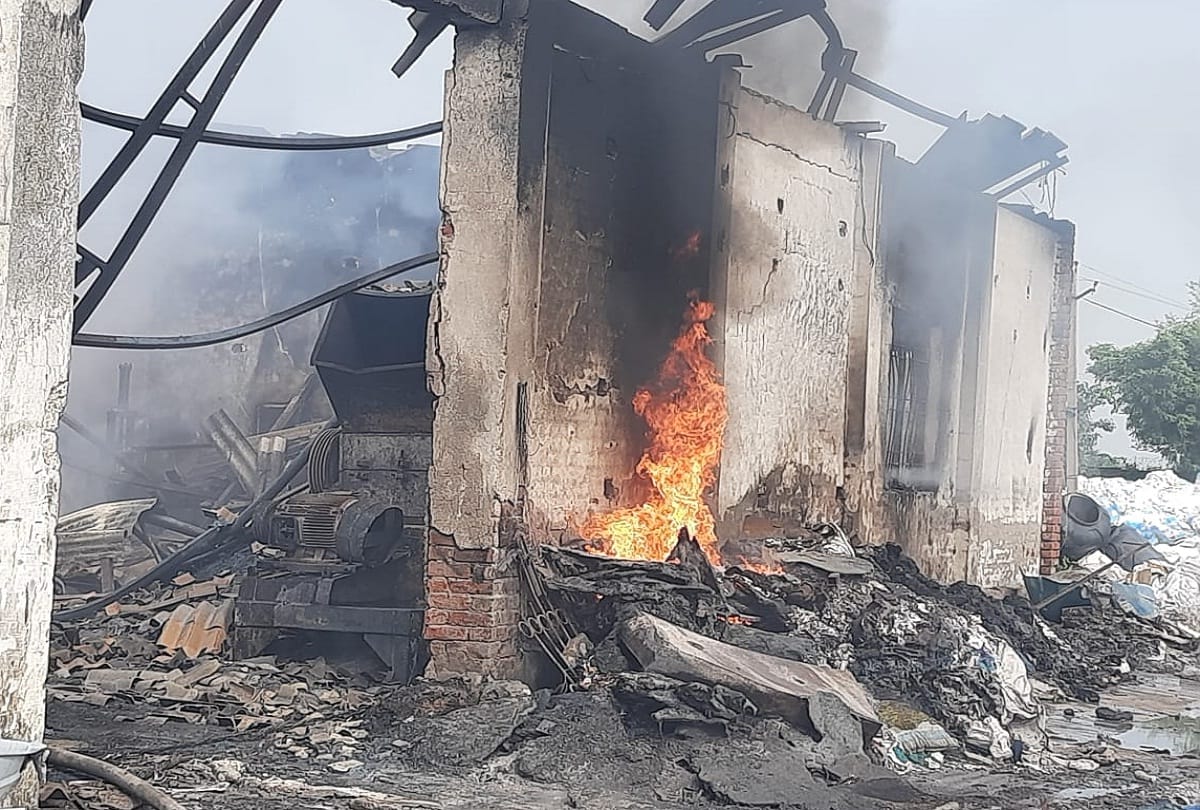 fire breaks out in plastic factory goods of millions rupees burn fire controlled