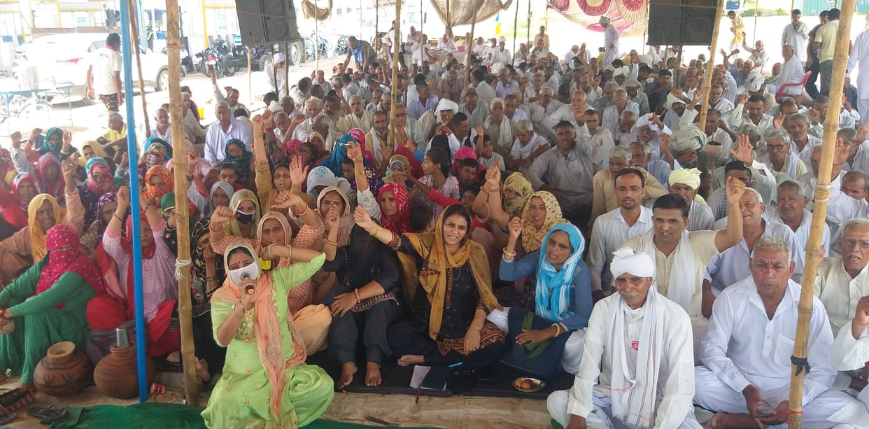 women farmer spoke that govt not listening ours. they celebrate Teej festival on kitlana toll