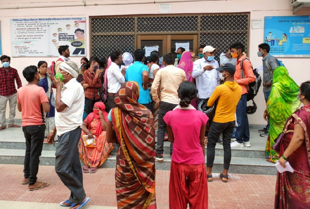 Patients Uproar outside OPD Form counter in Gorakhpur BRD Medical College