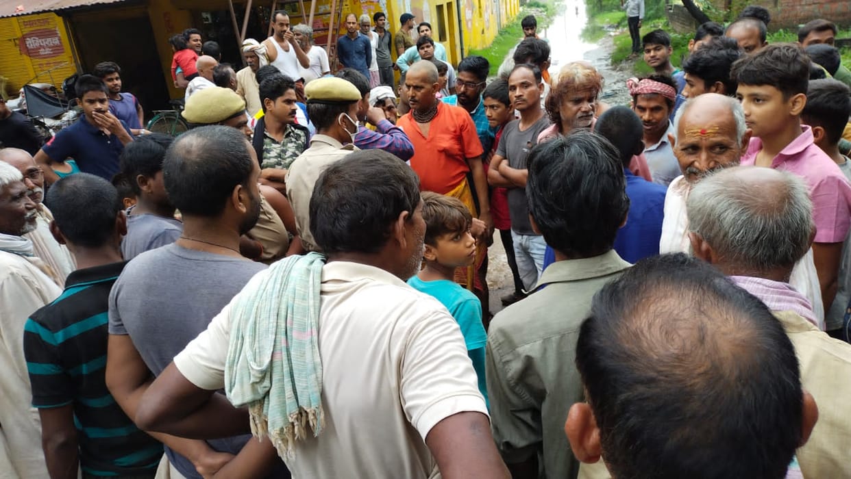 middle aged man drowned in flood water in mirzapur While going to meet Pradhan divers started searching