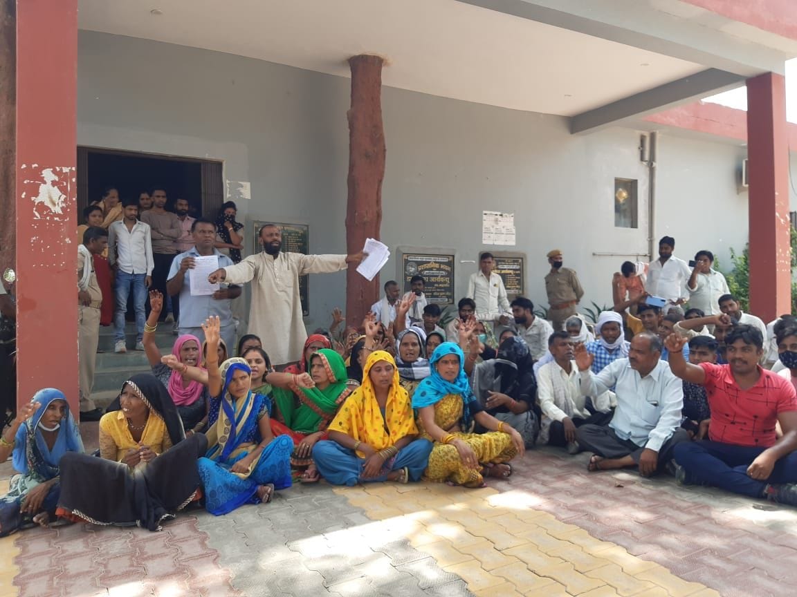 Mathura: People of Devipura demonstrated in the Municipal Corporation regarding the problems