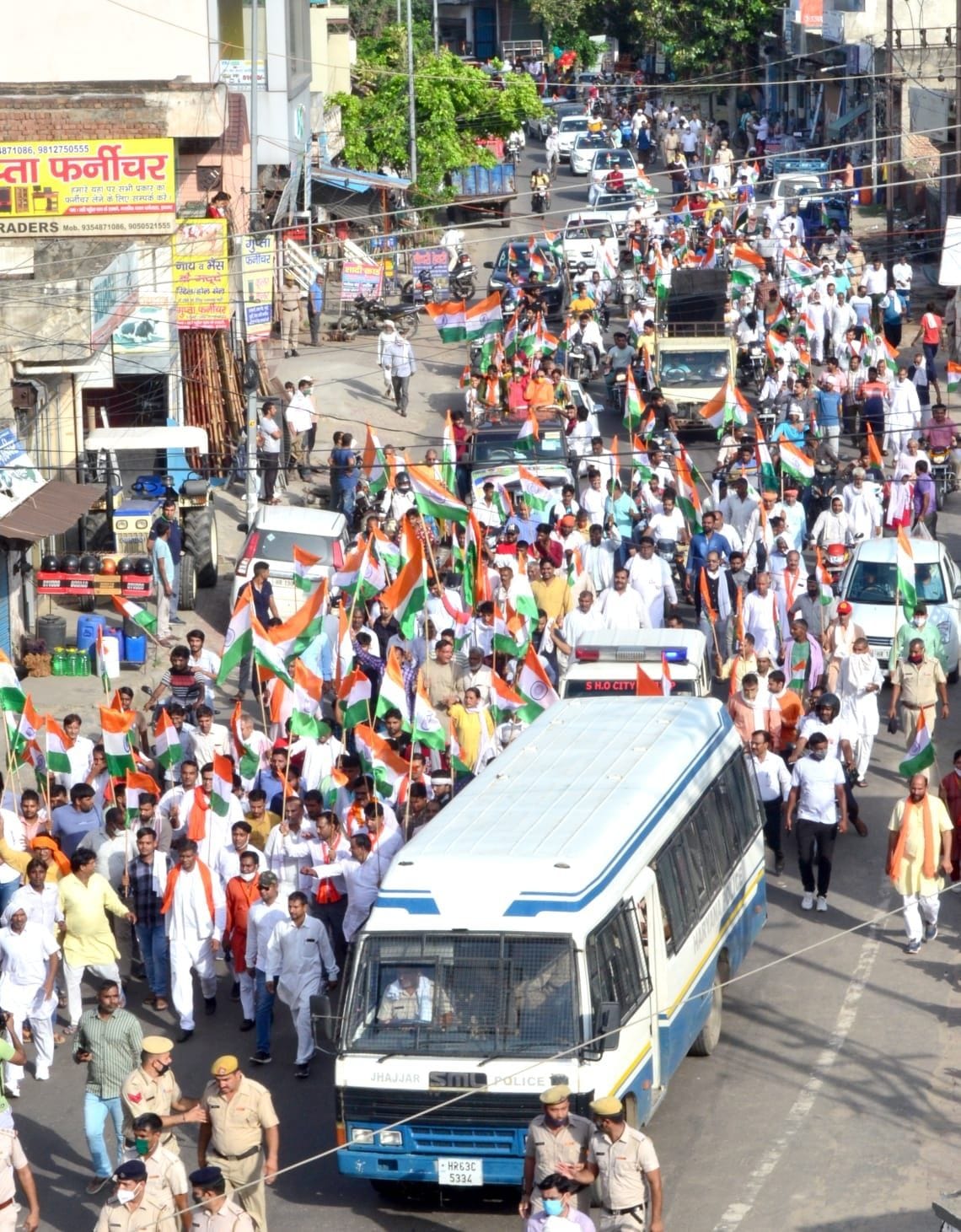 jhajjar bahadurgarh news,BJP took out tricolor yatra amid security, garlanded the statues of martyrs