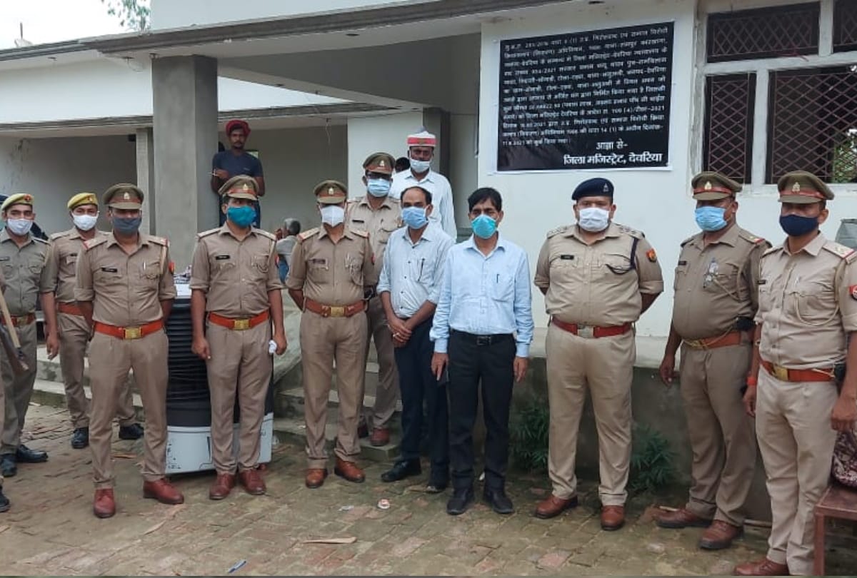 Police attached house of gangster Chandu who ran away on knock of STF in deoria
