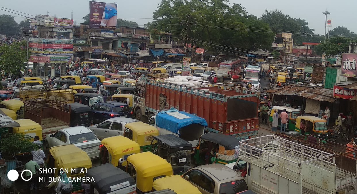 Due to the closure of Ramnagar bridge, there was a jam at the intersection
