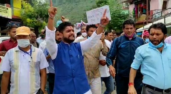 Demonstration of villagers with dhol-damon in Chopta