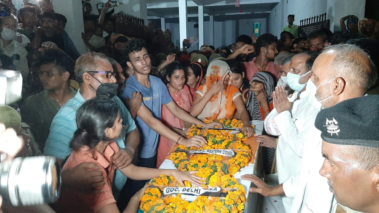 The last farewell to the son with moist eyes