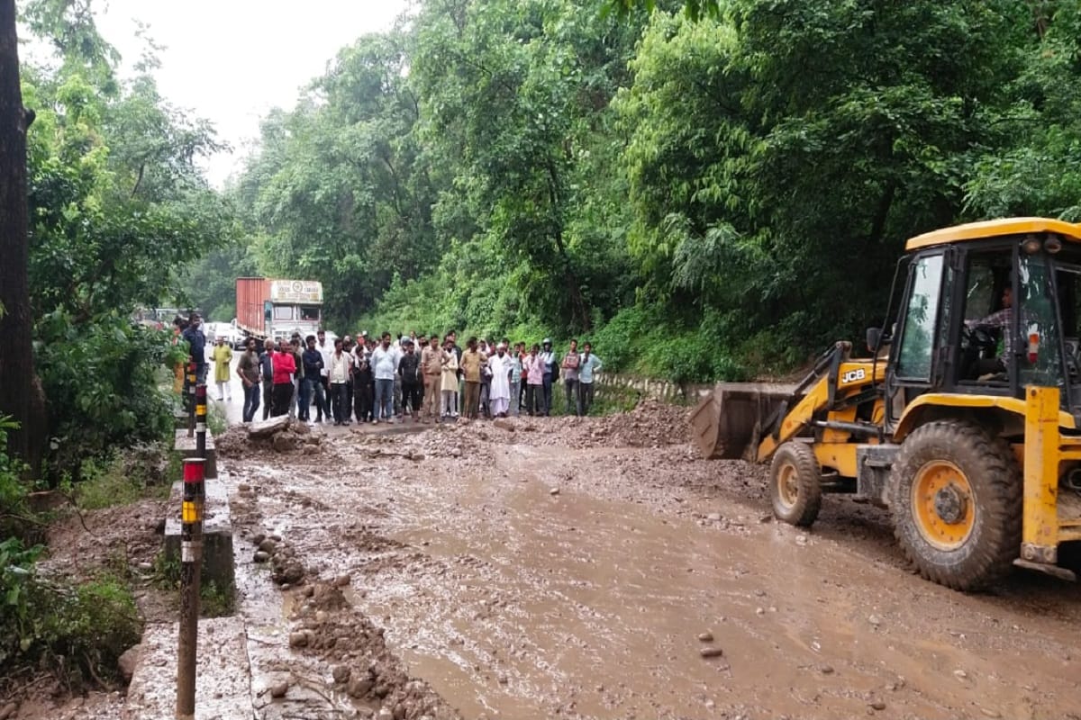 Saharanpur News: Delhi-Dehradun highway was blocked for three hours due to accumulation of debris