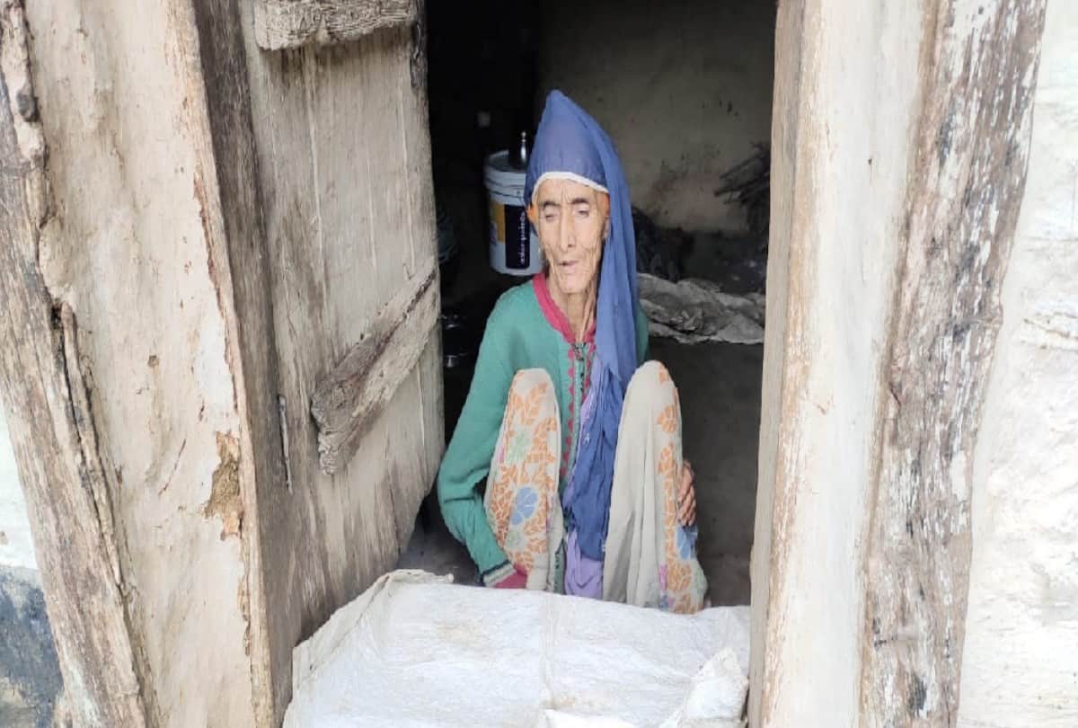 70 years old Woman living in cowshed with daughter for 35 years in sangraha himachal