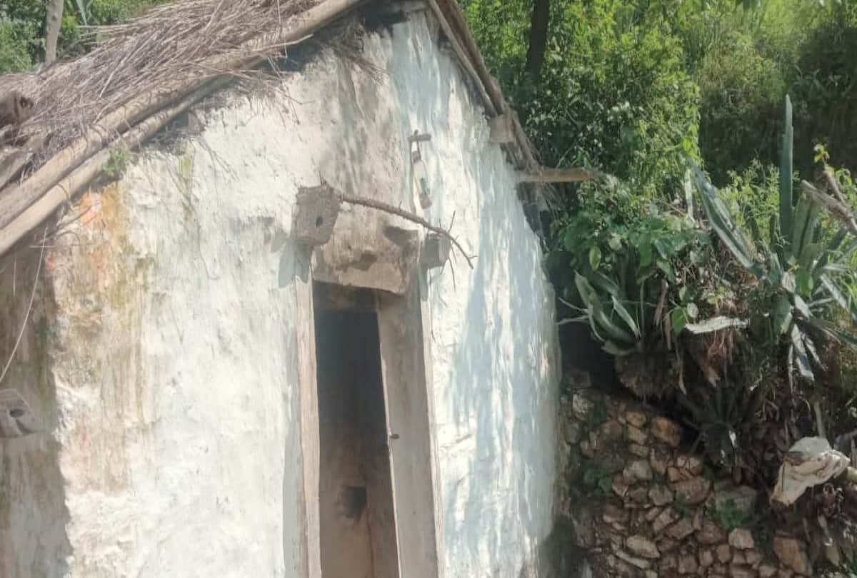 70 years old Woman living in cowshed with daughter for 35 years in sangraha himachal