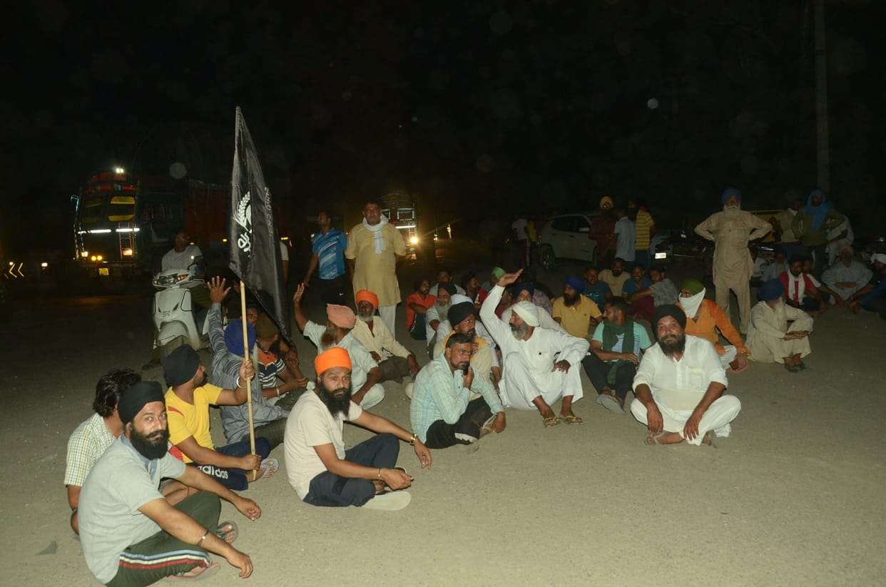 One arrested for showing black flags to Home Minister, police and farmers came face to face at night