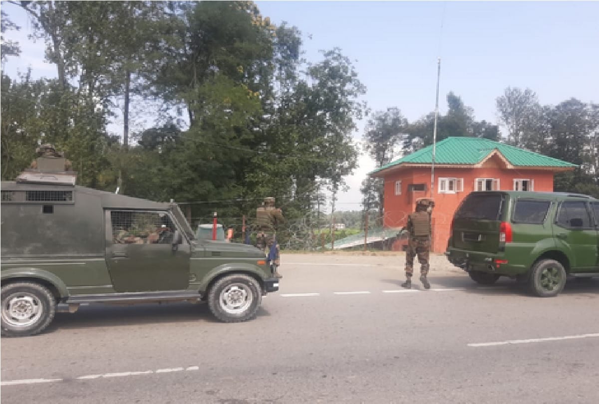 Jammu-Kashmir: Terrorist attack on BSF vehicle in Qazigund area, search operation underway