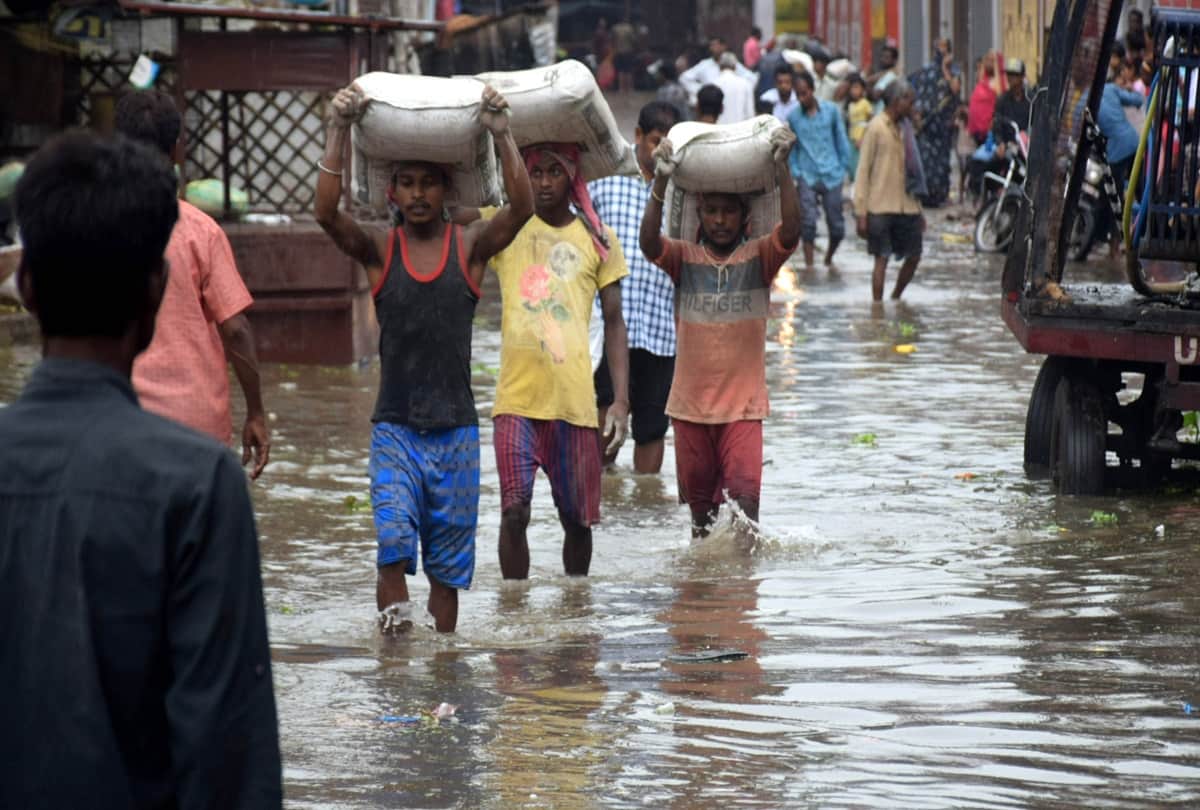Flood in Prayagraj: Fall in water level of both rivers, but danger remains