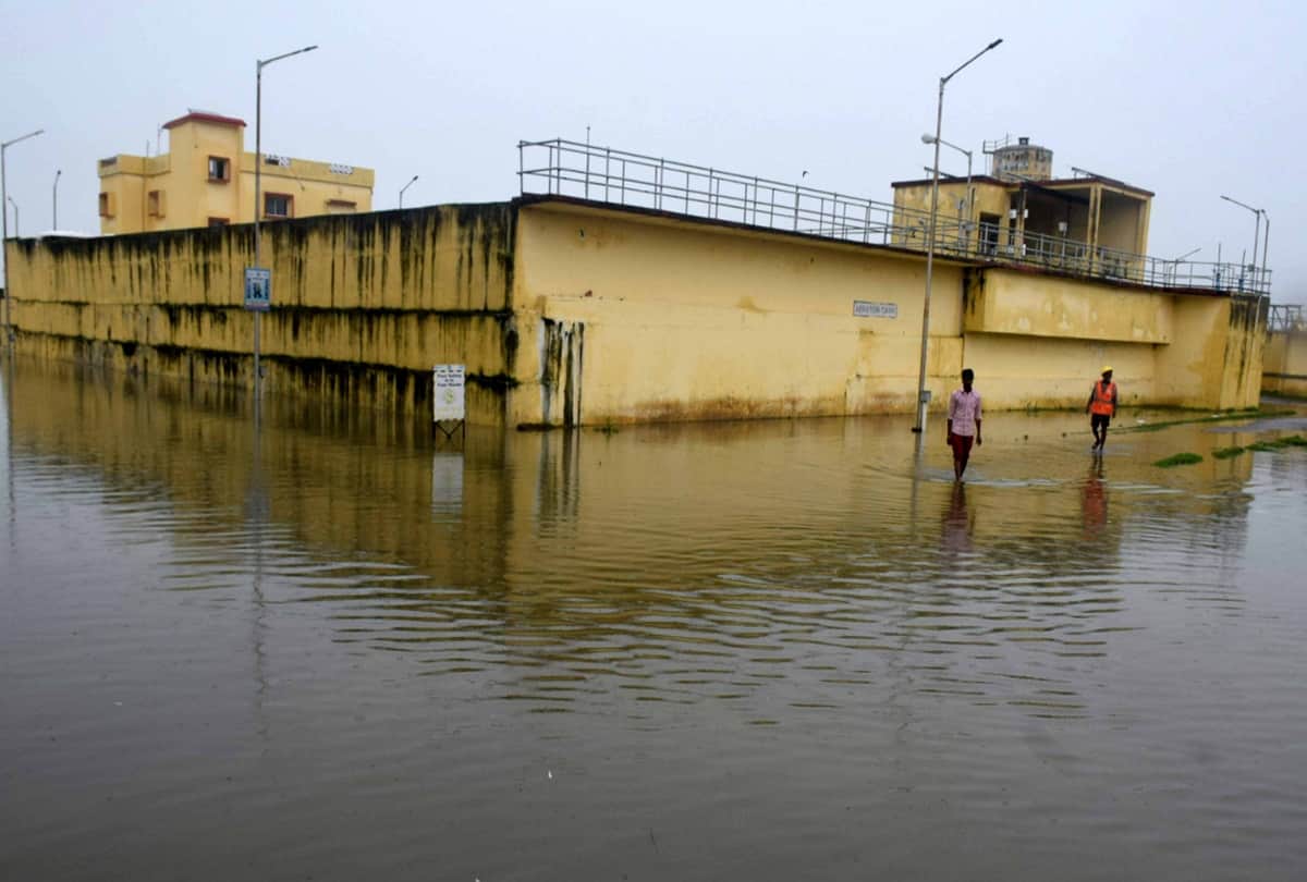 Prayagraj: Ganga-Yamuna slows down for now, hopes for relief