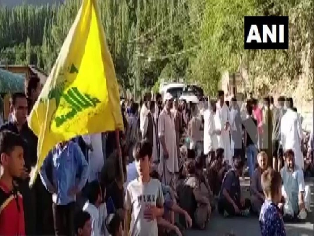 Pakistan: Hundreds of people descended to protest against administrative apathy in PoK