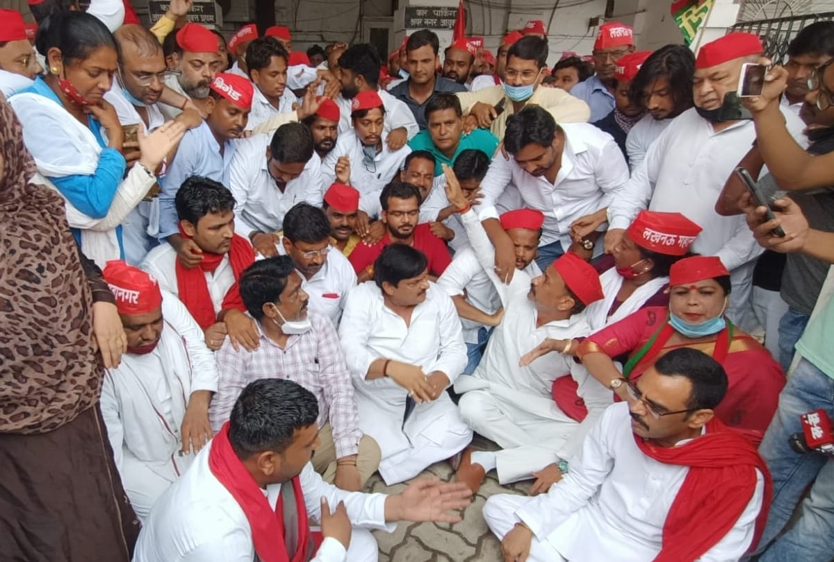 Samajwadi Party leaders protest in nagar Nigam Lucknow.